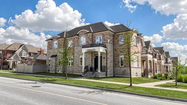 1 Meadowsweet LN, Richmond Hill, ON L4E 1B8
