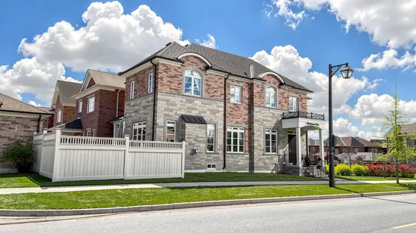 1 Meadowsweet LN, Richmond Hill, ON L4E 1B8