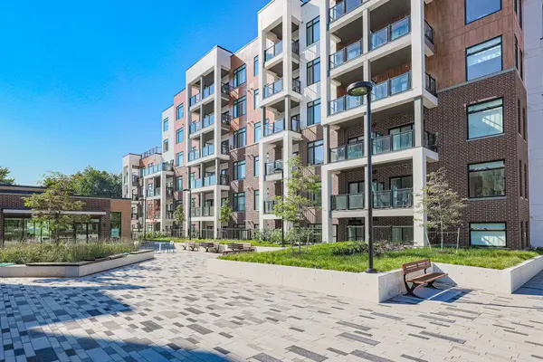 135 Canon Jackson DR #110, Toronto W04, ON M6M 0C3