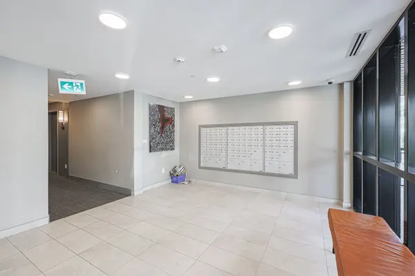 135 Canon Jackson DR #110, Toronto W04, ON M6M 0C3