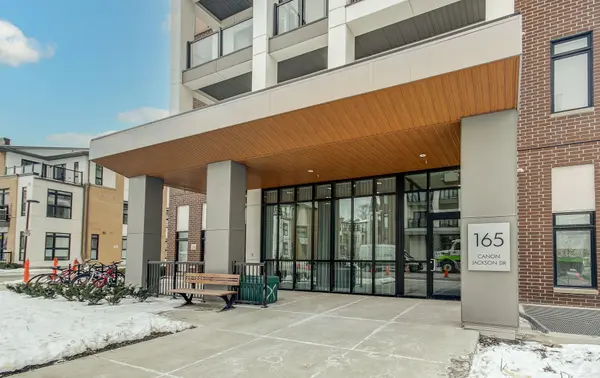 165 Canon Jackson DR #211, Toronto W04, ON M6M 0C4