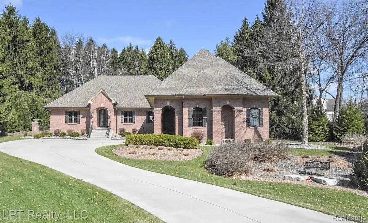 4525 Mapleton DR, Genoa Township, MI 48843