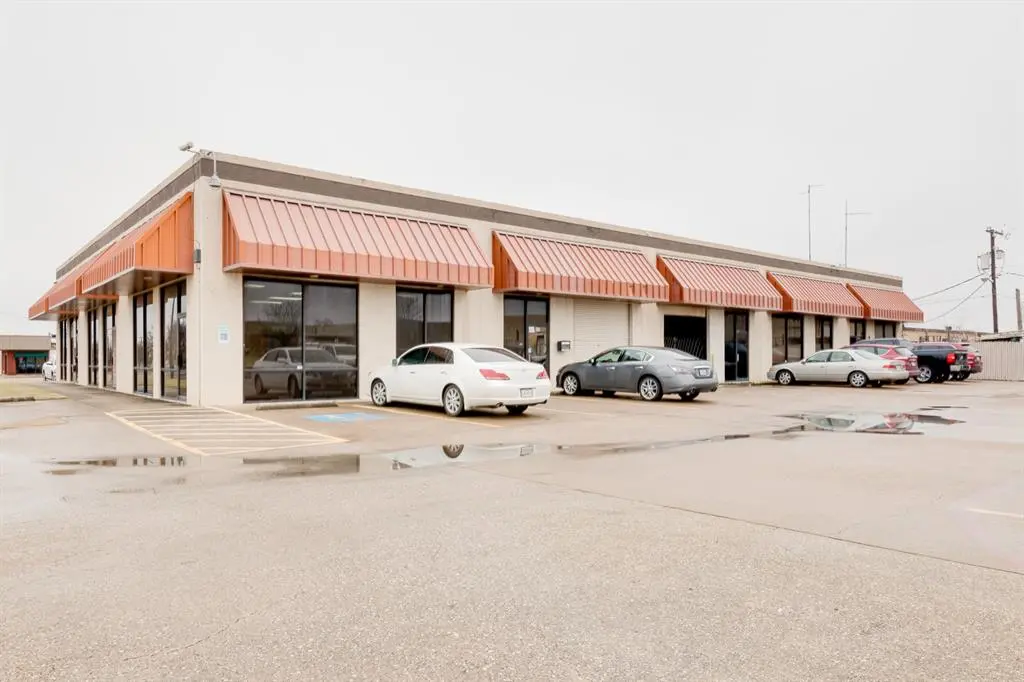 2321 W Arkansas Lane #100, Pantego, TX 76013