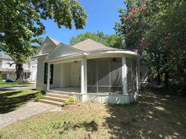 320 W 6th Street, Bonham, TX 75418
