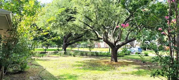 204 Overhill Drive, Waxahachie, TX 75165