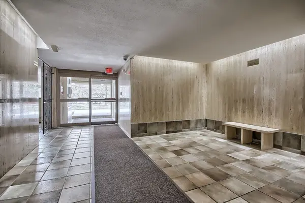 19 Four Winds DR #810, Toronto W05, ON M3J 2S9