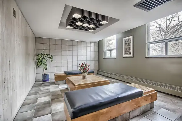 19 Four Winds DR #810, Toronto W05, ON M3J 2S9