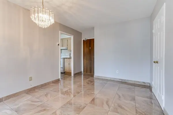 19 Four Winds DR #810, Toronto W05, ON M3J 2S9