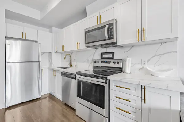 630 Rogers RD #21, Toronto W03, ON M6M 0B4