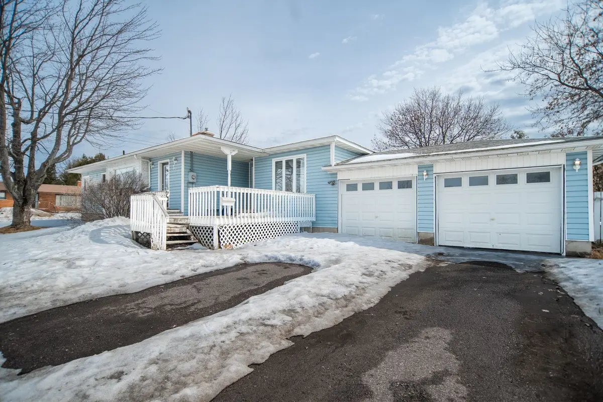 35 Mohns AVE, Petawawa, ON K8H 2G7