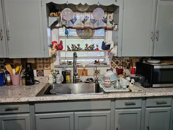 645 NW 10th Street, Grand Prairie, TX 75050