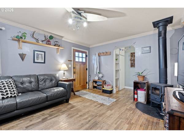 1425 E MADISON AVE, Cottage Grove, OR 97424