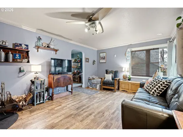 1425 E MADISON AVE, Cottage Grove, OR 97424