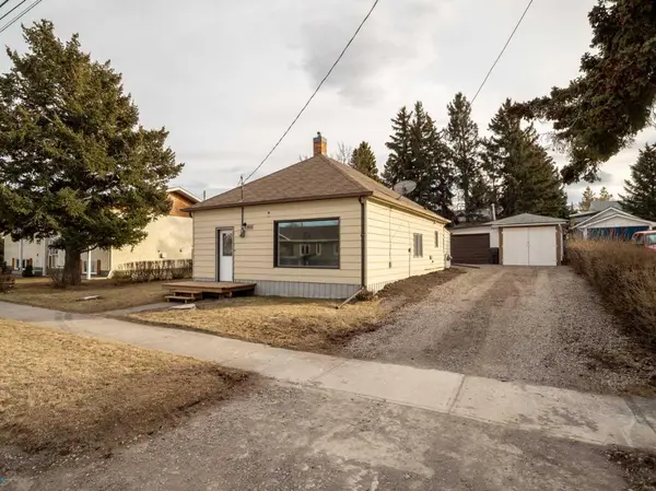 818 Mountain ST, Pincher Creek, AB T0K 1W0