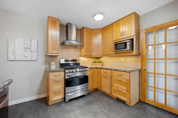 23 Davis RD #Upper Level, Aurora, ON L4G 2B4