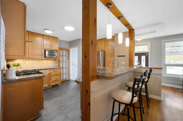 23 Davis RD #Upper Level, Aurora, ON L4G 2B4