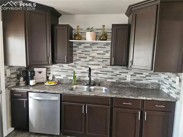 2111 Vinewood LN, Pueblo, CO 81005