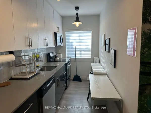 595 St Clair AVE W #5, Toronto C02, ON M6C 1A3