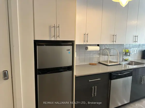 595 St Clair AVE W #5, Toronto C02, ON M6C 1A3