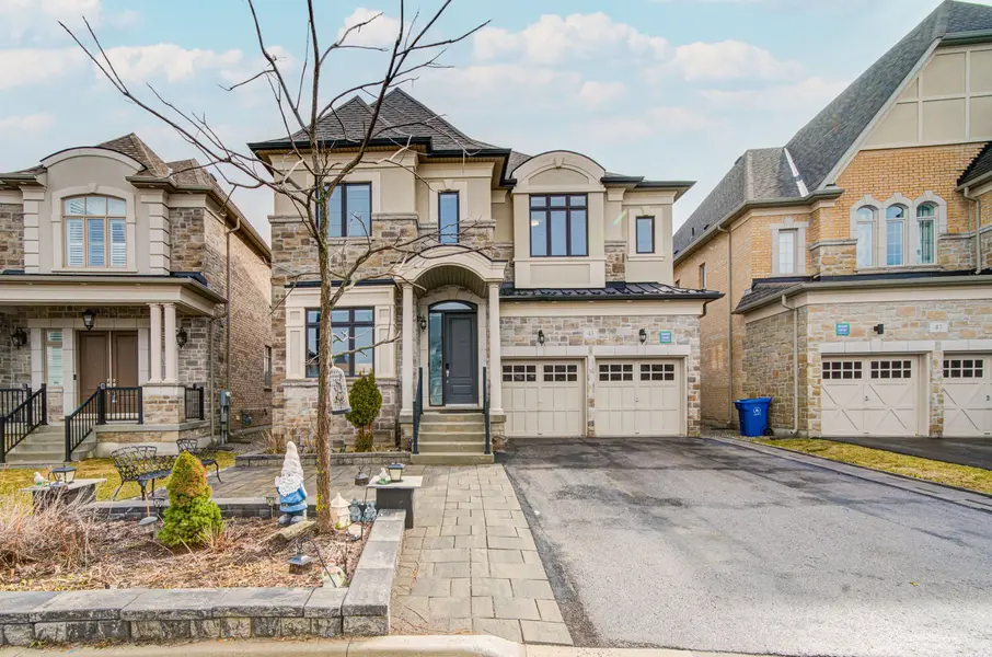 43 Mike Boshevski CT, Aurora, ON L4G 3G7