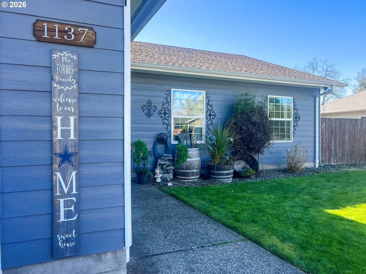 1137 SE 2ND AVE, Mill City, OR 97360