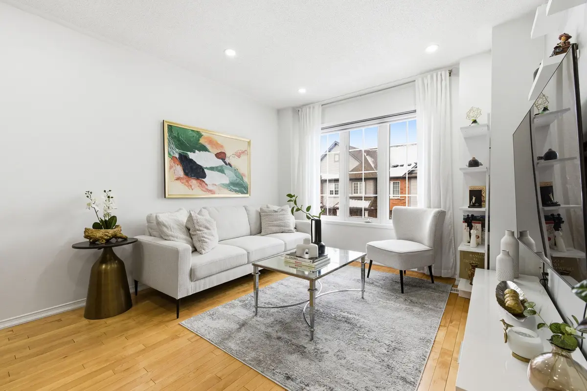 35 Ventura LN, Ajax, ON L1T 0C4