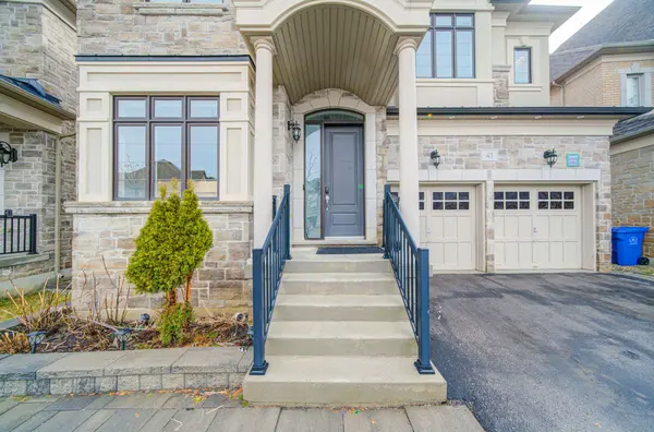 43 Mike Boshevski CT, Aurora, ON L4G 3G7