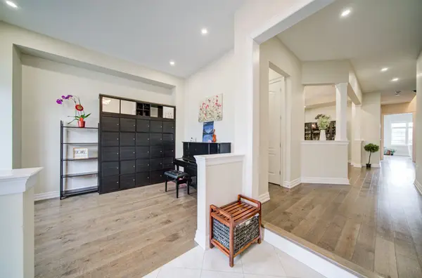 43 Mike Boshevski CT, Aurora, ON L4G 3G7