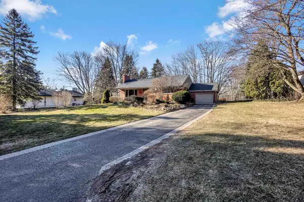 1898 Waterdown RD, Burlington, ON L7P 0T2