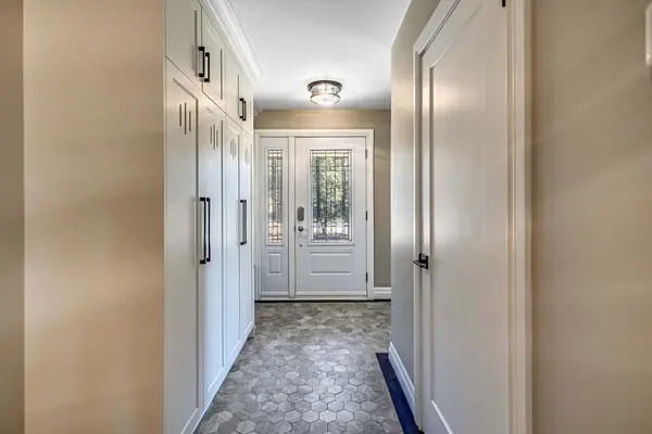 1898 Waterdown RD, Burlington, ON L7P 0T2