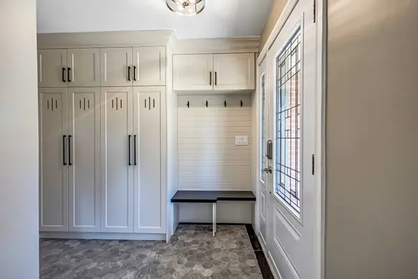 1898 Waterdown RD, Burlington, ON L7P 0T2