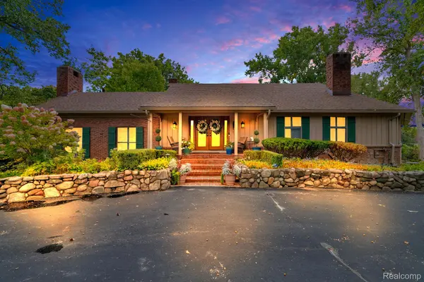 1887 Harvest LN, Bloomfield Hills, MI 48302