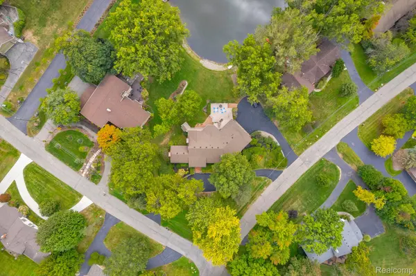 1887 Harvest LN, Bloomfield Hills, MI 48302