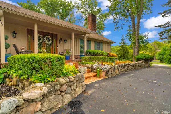 1887 Harvest LN, Bloomfield Hills, MI 48302