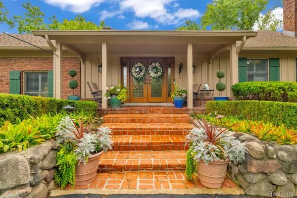 1887 Harvest LN, Bloomfield Hills, MI 48302