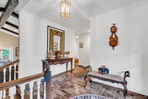 1887 Harvest LN, Bloomfield Hills, MI 48302