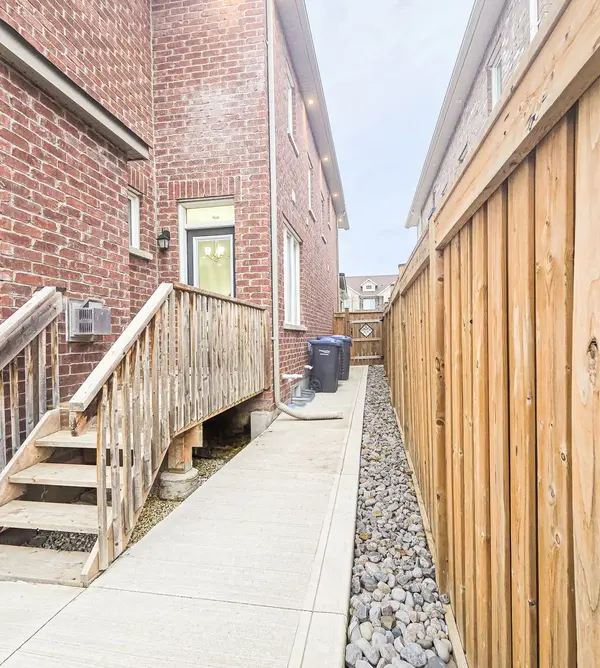 68 Phyllis DR, Caledon, ON L7C 4E2