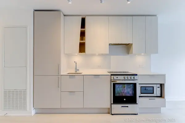 3900 Confederation Pkwy #2912, Mississauga, ON L5B 0M3