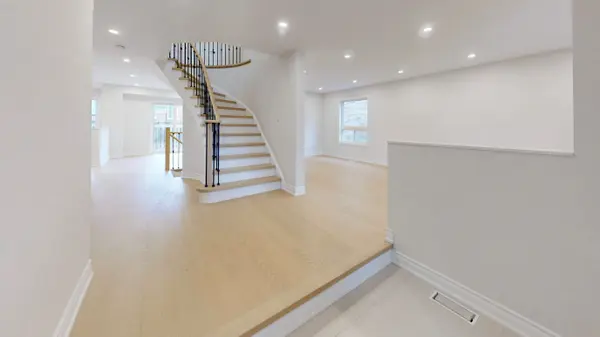 10 Reddenhurst CRES, Georgina, ON L4P 4G1