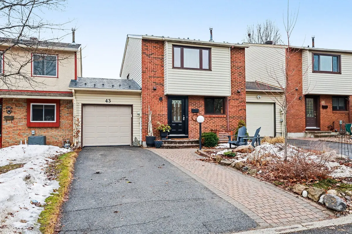 43 Whelan DR, Barrhaven, ON K2J 2A3
