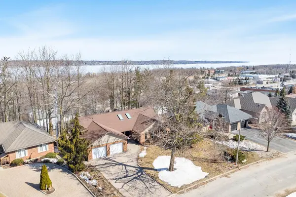 62 Woodcrest RD, Barrie, ON L4N 2V5