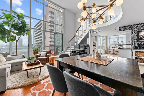 250 Manitoba ST #828, Toronto W06, ON M8Y 4G8