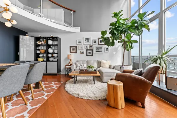 250 Manitoba ST #828, Toronto W06, ON M8Y 4G8