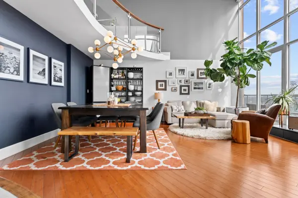 250 Manitoba ST #828, Toronto W06, ON M8Y 4G8