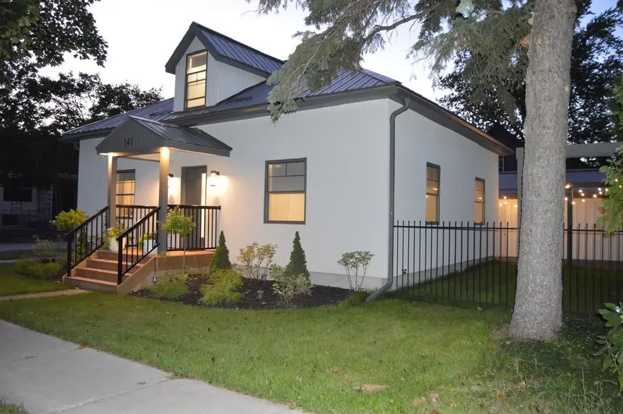 147 2nd ST, Collingwood, ON L9Y 1E7