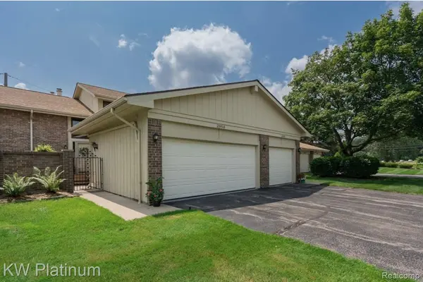 2959 Meadowbrook DR, Rochester Hills, MI 48309