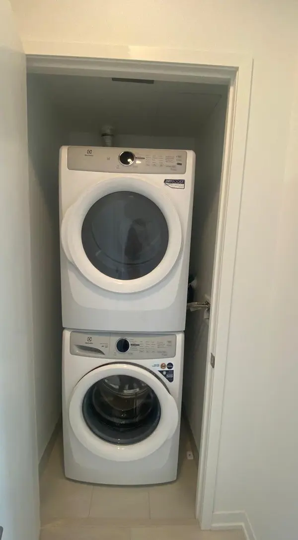 8 Beverley Glen BLVD #803, Vaughan, ON L4K 0L5