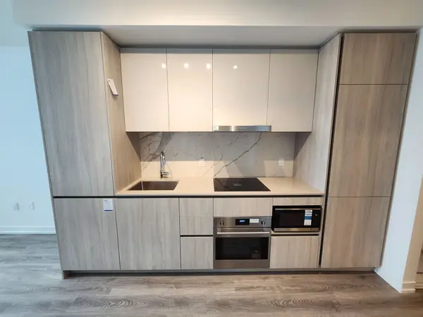 8 Interchange WAY #3010, Vaughan, ON L4K 5Z7