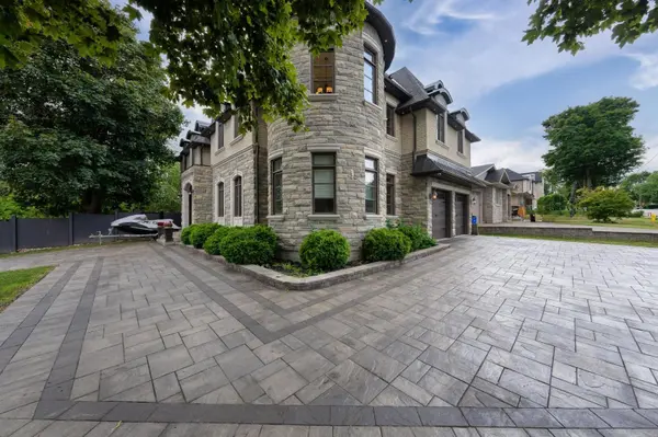 1 Lancer DR, Vaughan, ON L6A 1E4