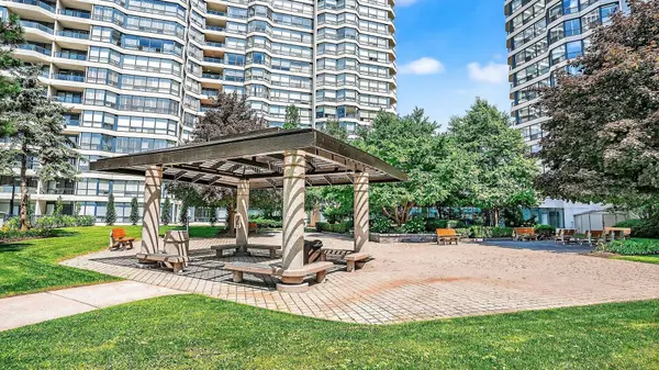 1 Clark AVE W #202, Vaughan, ON L4J 7Y6
